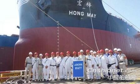 外高橋造船2艘萬噸級散貨船順利出塢