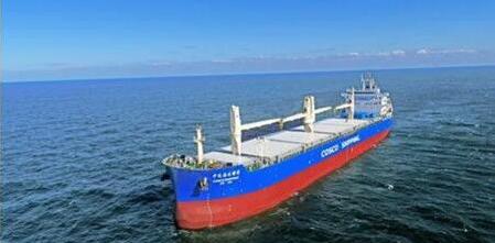 大連中遠(yuǎn)海運(yùn)重工6.2萬噸多用途紙漿船5號(hào)船完成試航